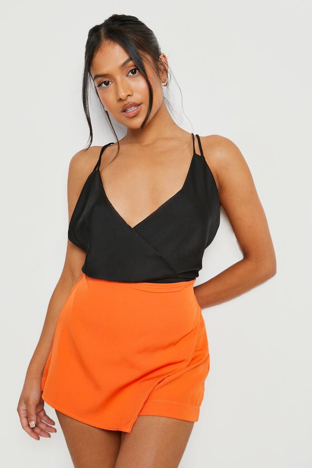 

Атласное боди petite с двойными ременками Boohoo, черный