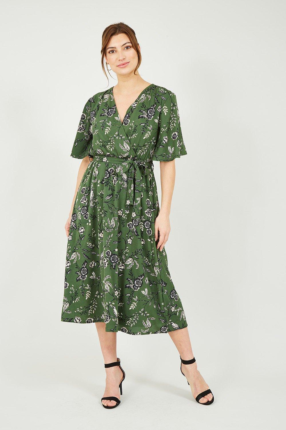 цена Зеленое платье миди с запахом и принтом переработанных птиц Yumi, зеленый