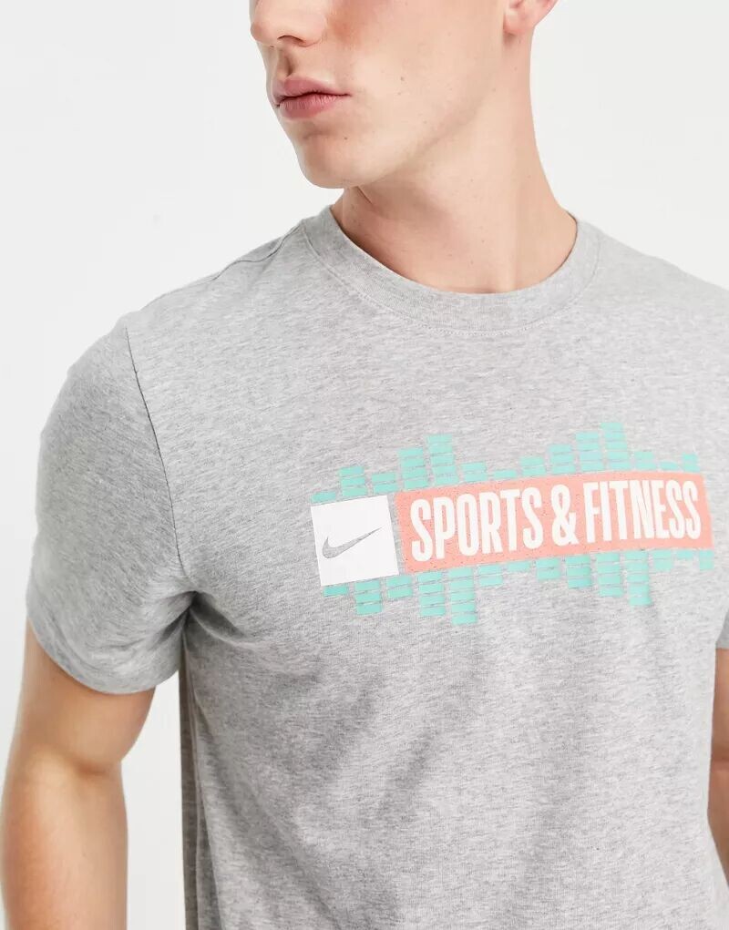 

Серая футболка с принтом Nike Sports & Fitness
