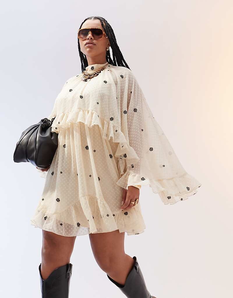 

Кремовое мини-платье-кейп добби с вышивкой ASOS DESIGN Curve