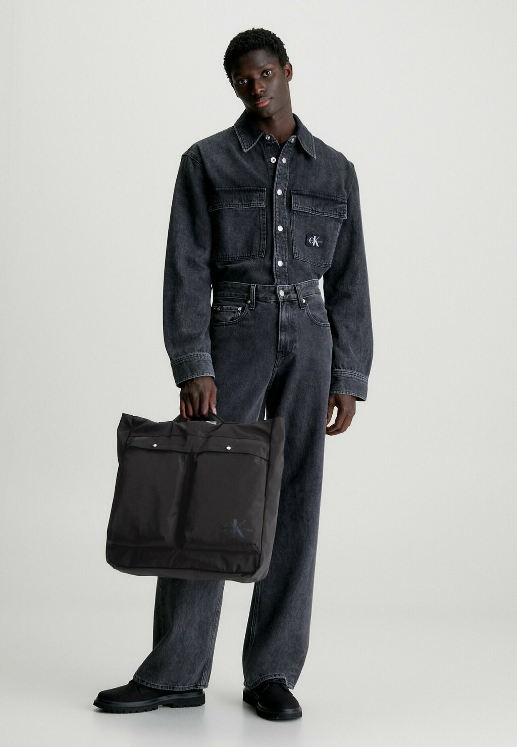 

Сумка REVERSIBLE Calvin Klein Jeans, цвет black silver metallic