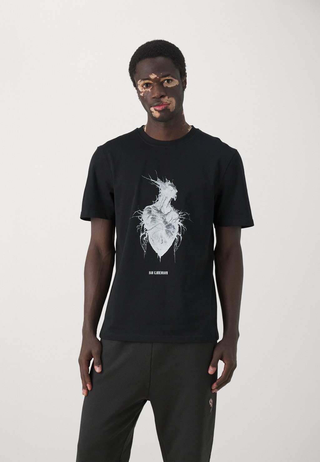 

Футболка с принтом Heart Monster Regular Unisex Han Kjøbenhavn, черный