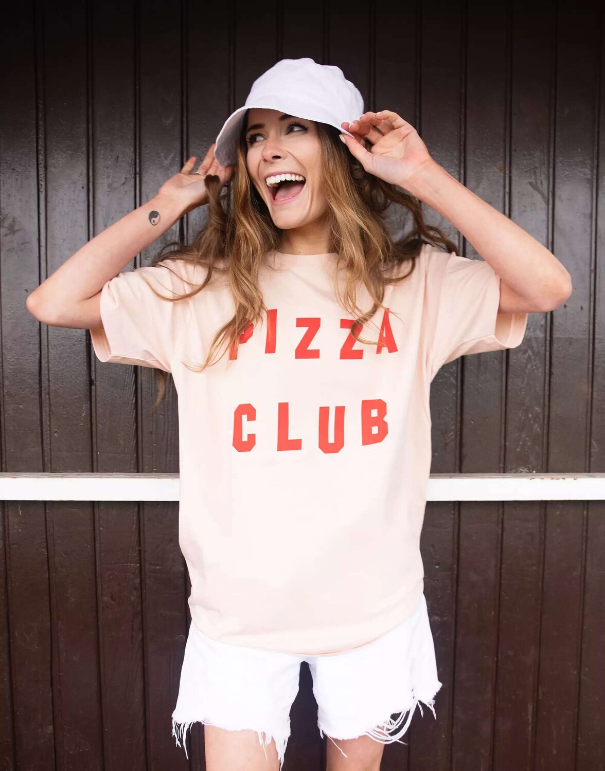 

Персиковая футболка унисекс с надписью Pizza Club Batch1