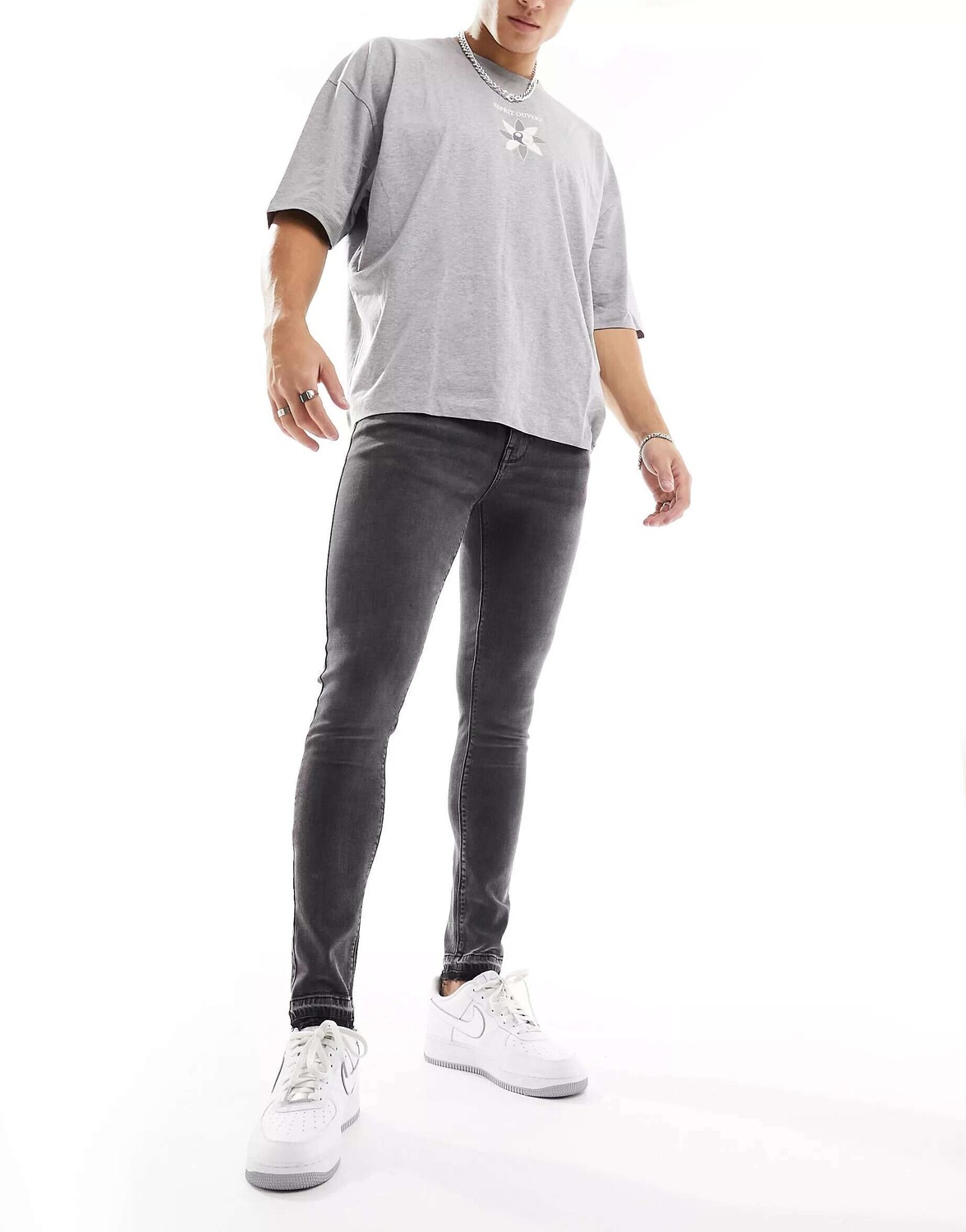 

Стираные черные джинсы с отстегнутым краем ASOS