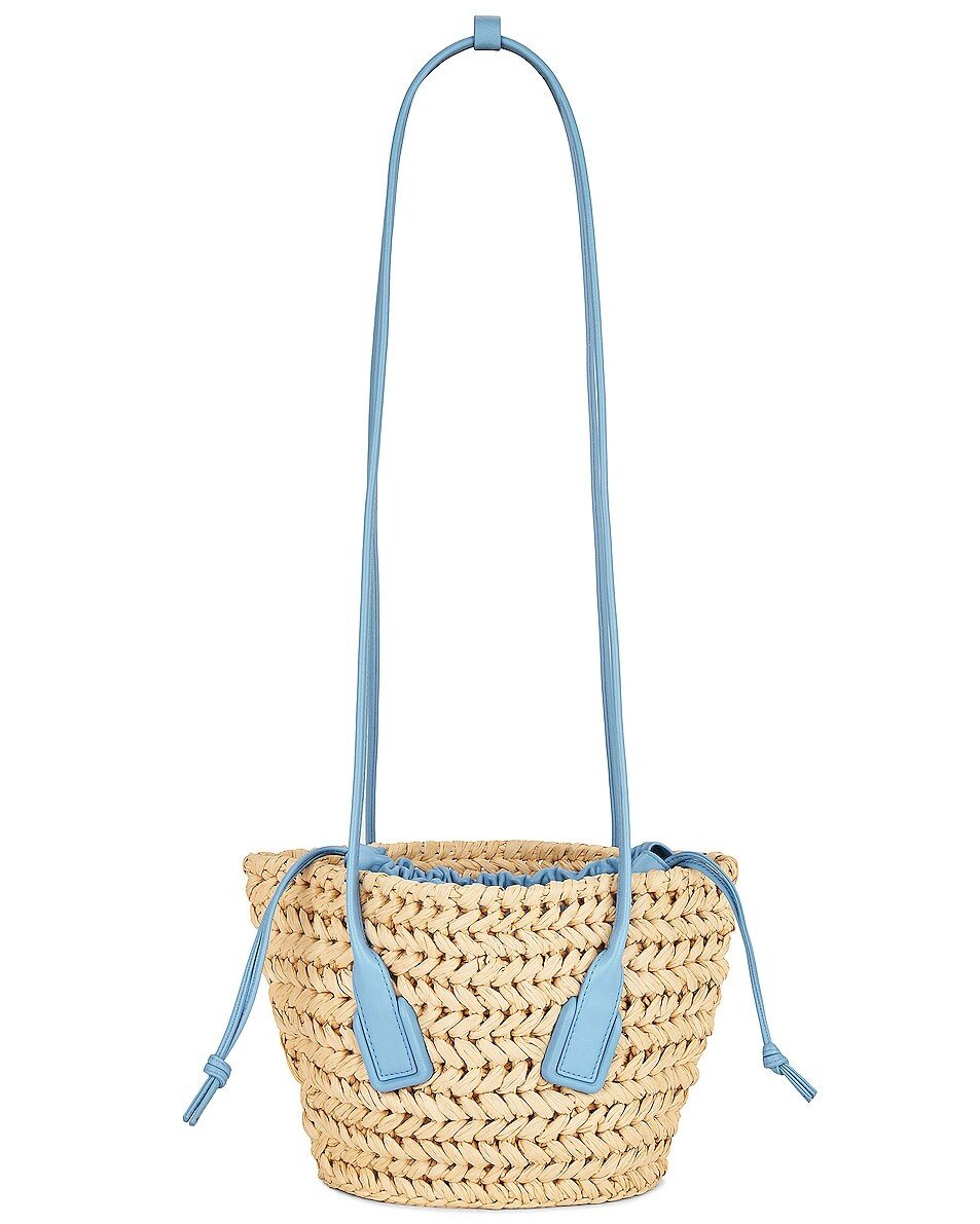 

Сумка Bottega Veneta Small Arco Basket, цвет Natural & Windswept