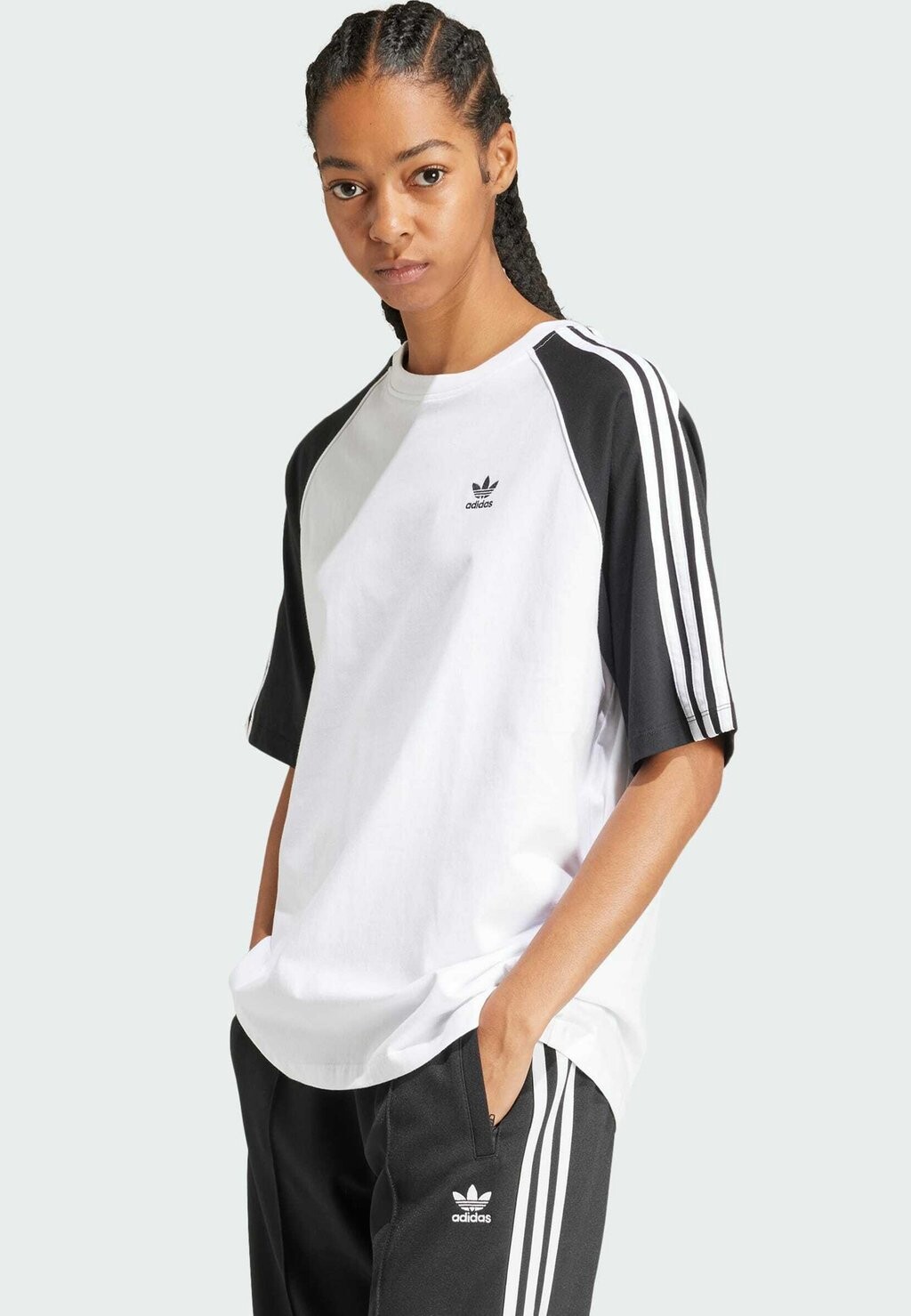

Футболка с принтом BLOCKED SHORT SLEEVE adidas Originals, цвет white black