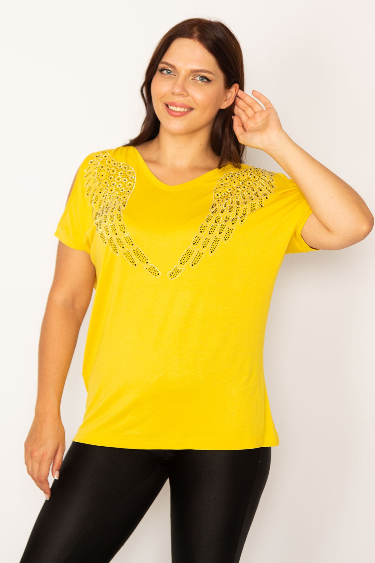 Женская блузка большого размера с желтыми плечами и декольте с камнями 65n34184 Şans, желтый женская желтая блузка большого размера с боковым разрезом спереди şans желтый