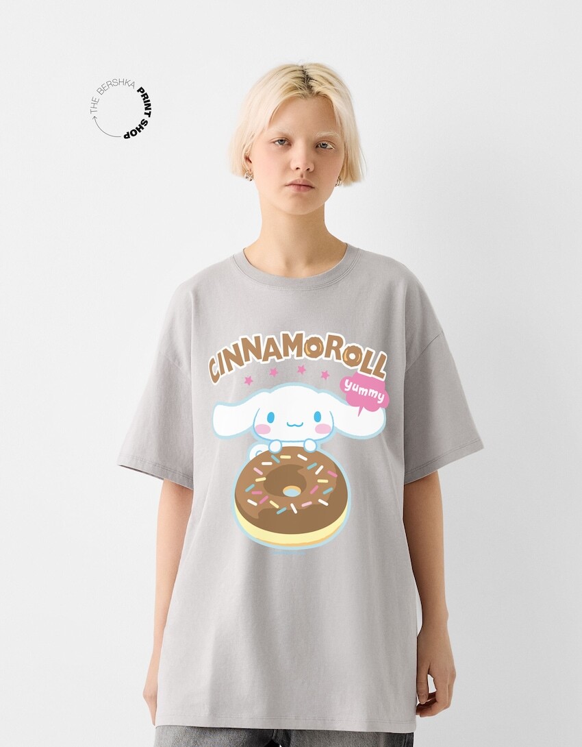 

Футболка большого размера с короткими рукавами и принтом cinnamoroll Bershka, серый