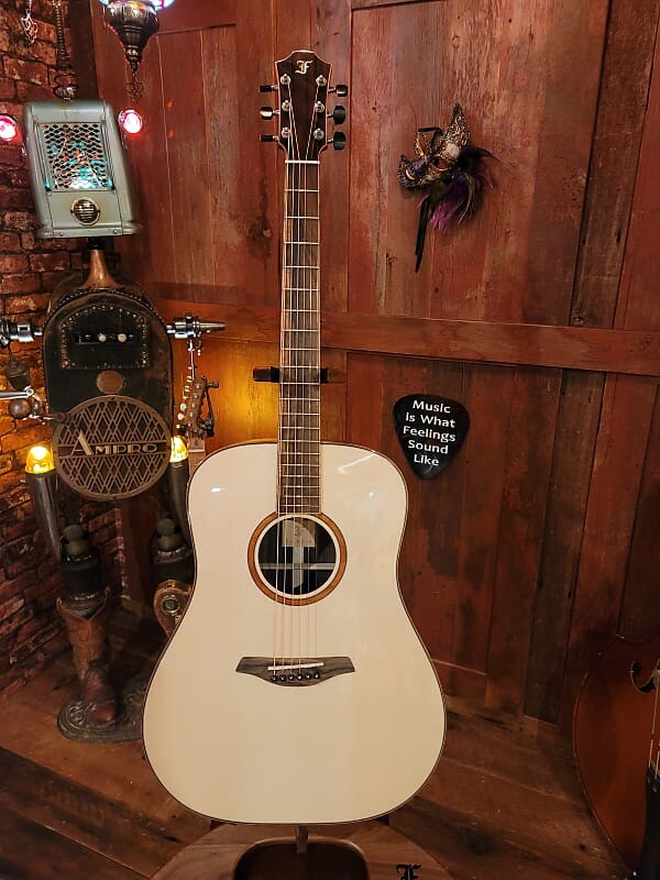 

Акустическая гитара Furch Red Pure D LR SPA with Free Furch Guitar Strap 101565