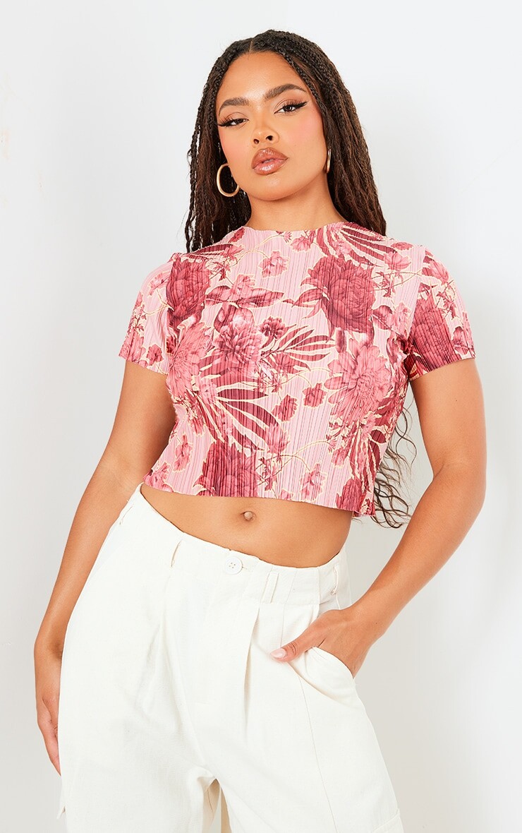 

PrettyLittleThing Розовый укороченный топ с короткими рукавами и плиссированным вырезом с круглым вырезом с принтом