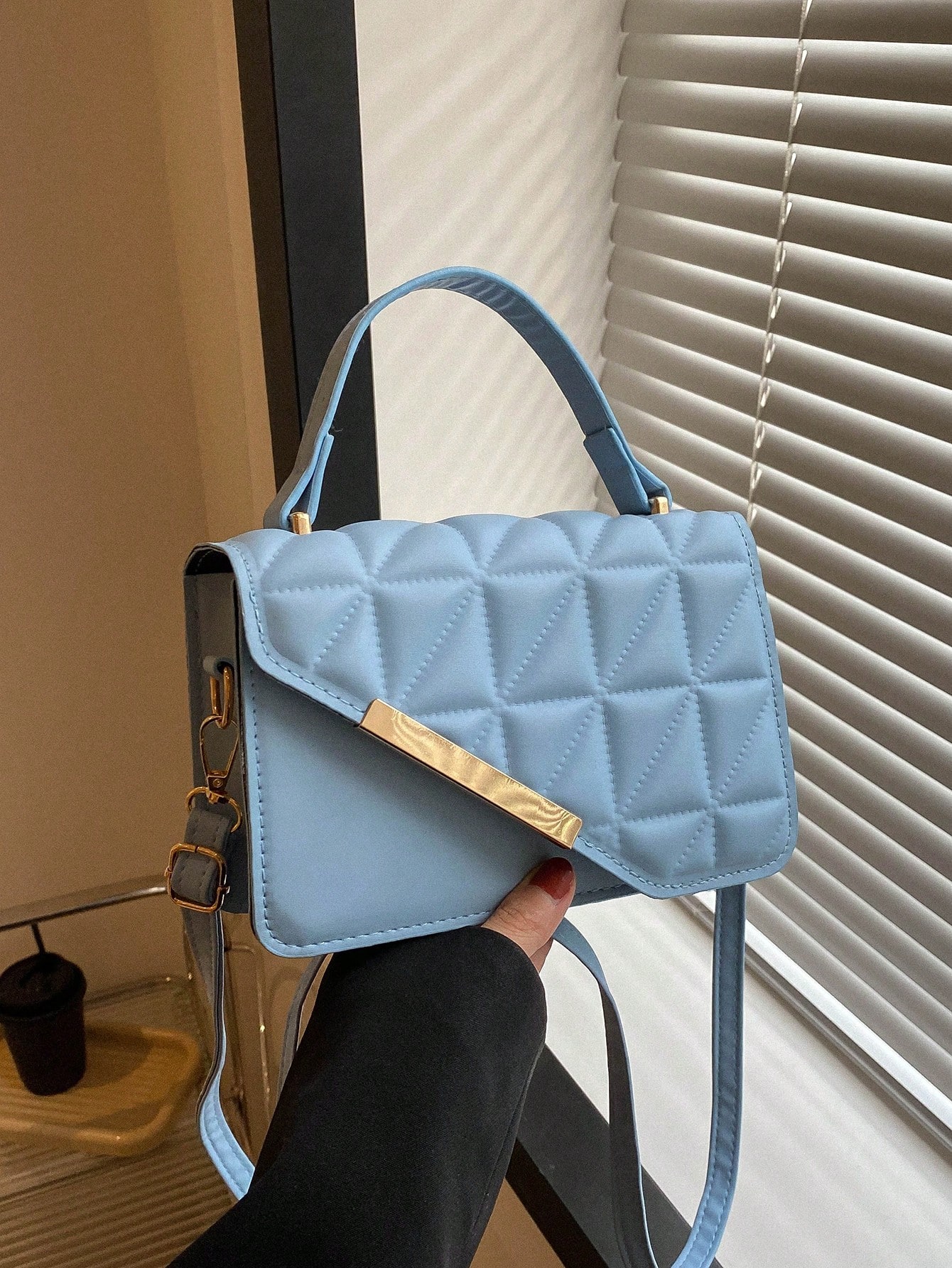 Миниатюрная стеганая квадратная сумка с металлическим декором и клапаном цвета хаки, синий