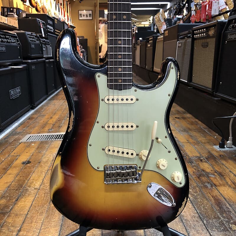 

Электрогитара Fender Custom Shop Limited Edition 1963 Stratocaster Relic 3-Color Sunburst w/Roasted Maple Neck, Hard Case