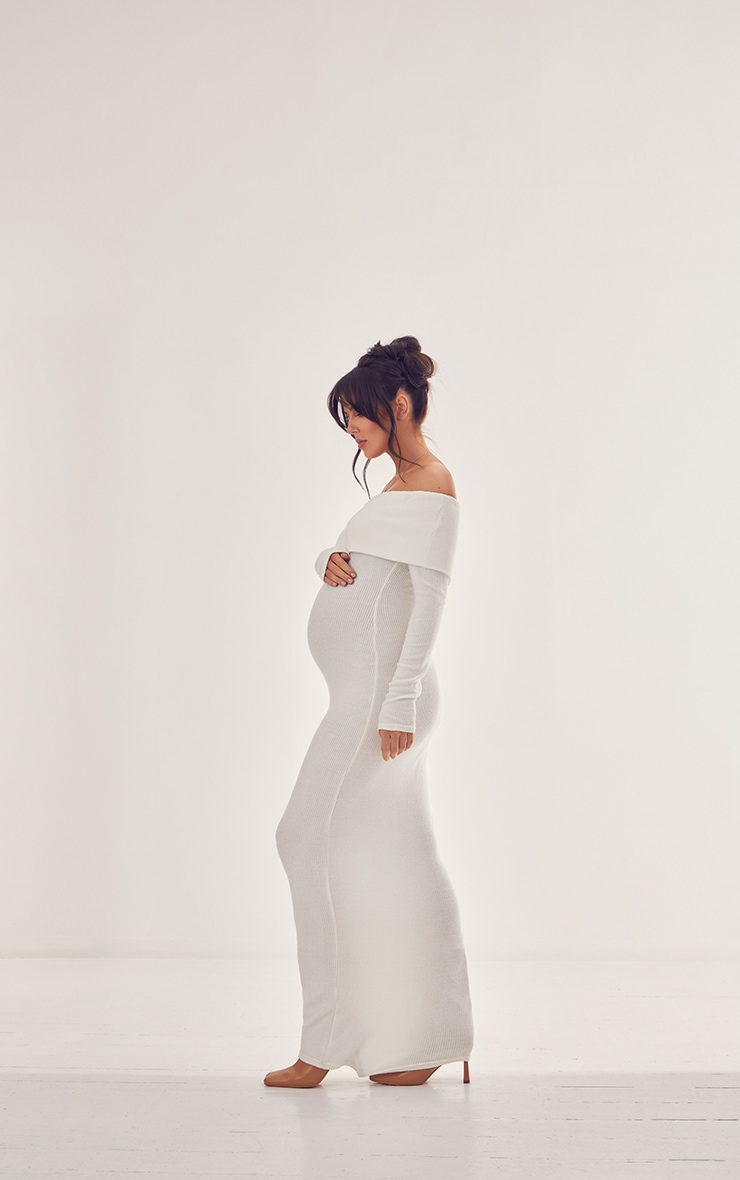 PrettyLittleThing Кремовое платье макси с открытыми плечами в рубчик с начесом для беременных
