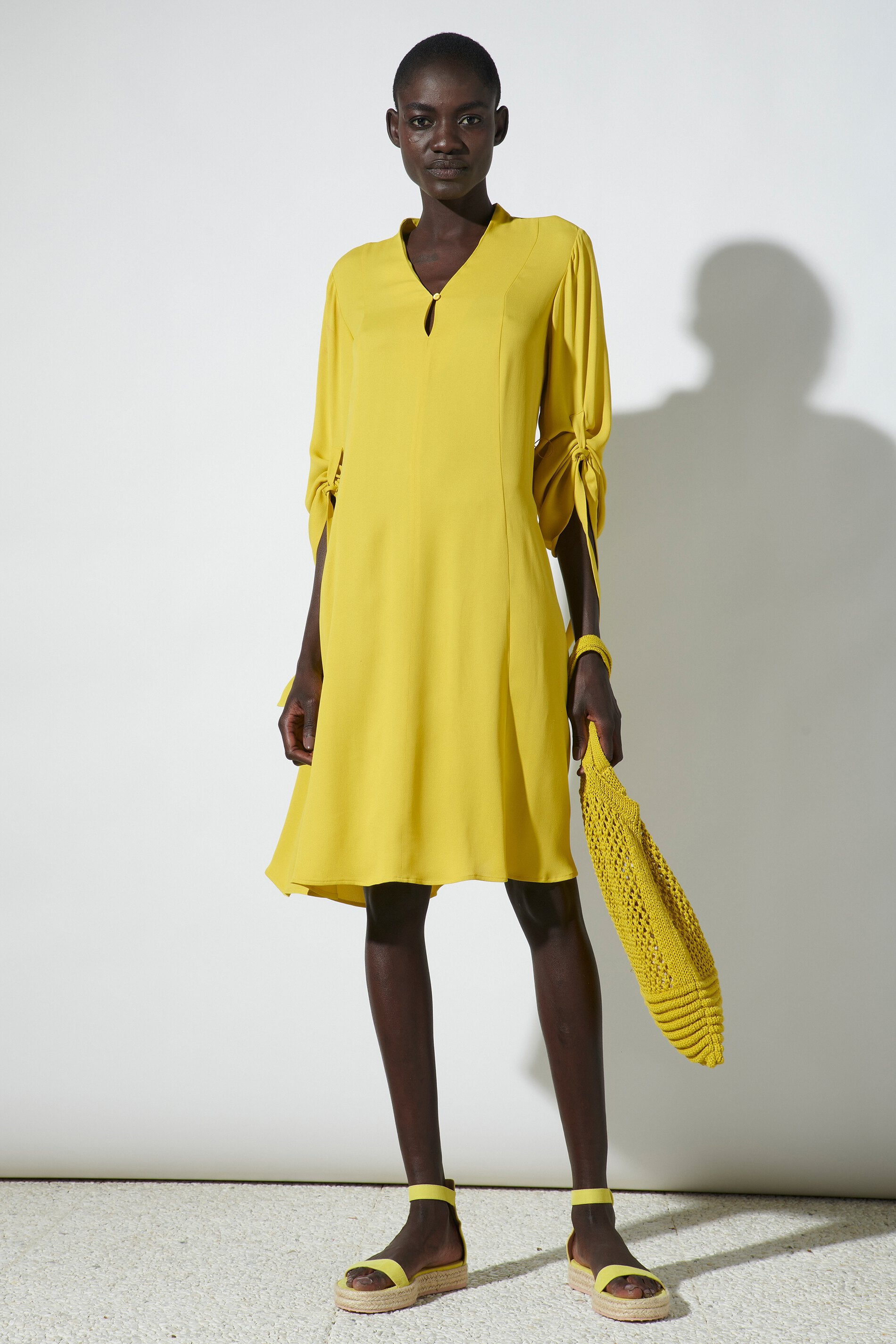 V-платье из струящейся вискозы. LUISA CERANO, цвет acid yellow цена и фото