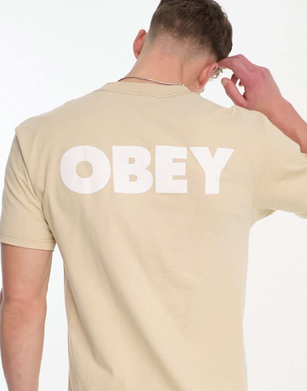 Бежевая футболка с ярким логотипом на спине Obey