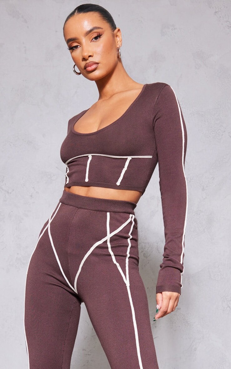 

PrettyLittleThing Трикотажный укороченный топ с длинными рукавами и контрастной окантовкой шоколадного цвета