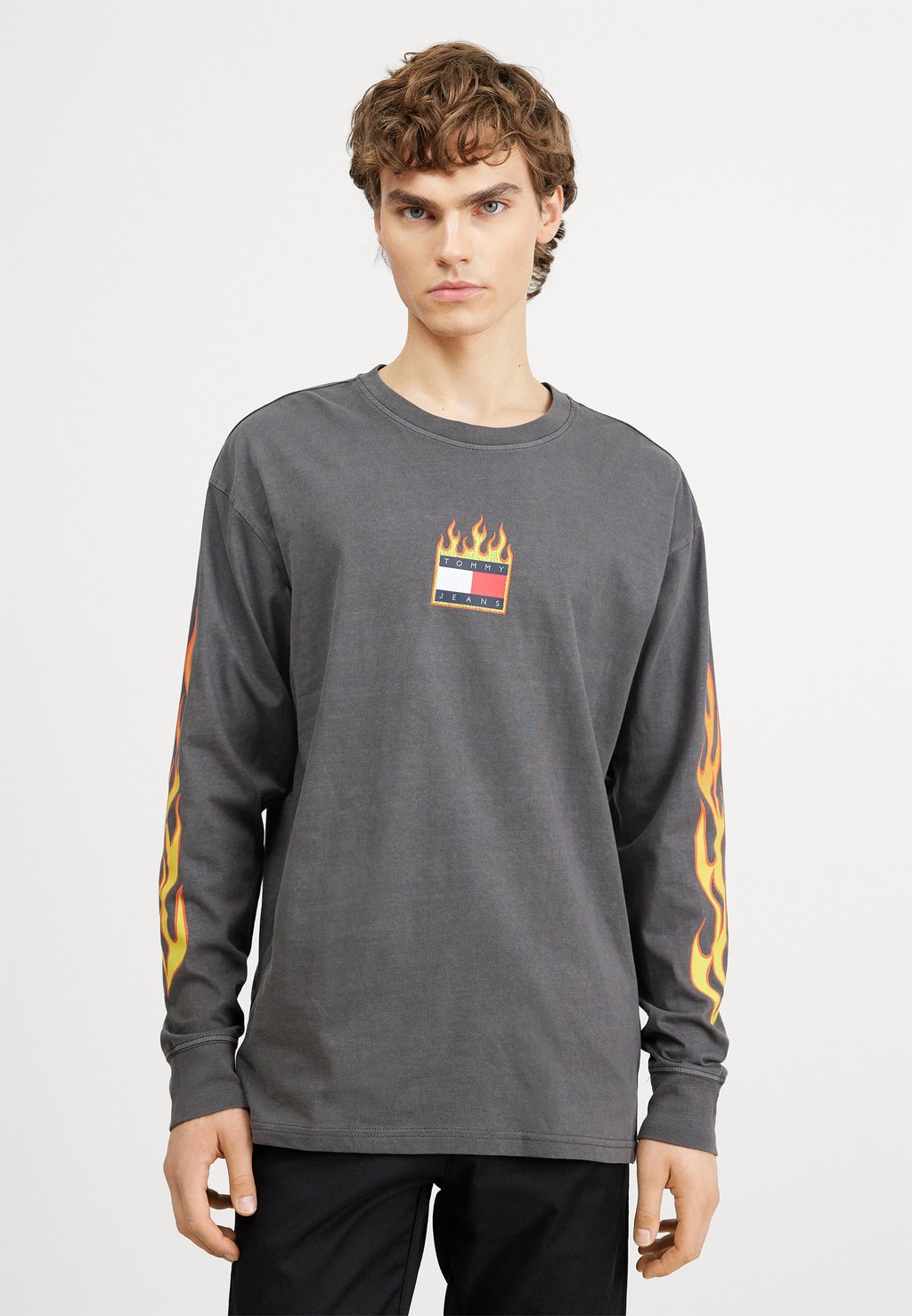 

Футболка с длинным рукавом BURNING BADGE TEE UNISEX Tommy Jeans, новый уголь