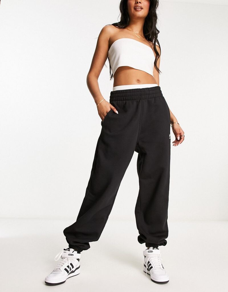

Черные спортивные штаны adidas