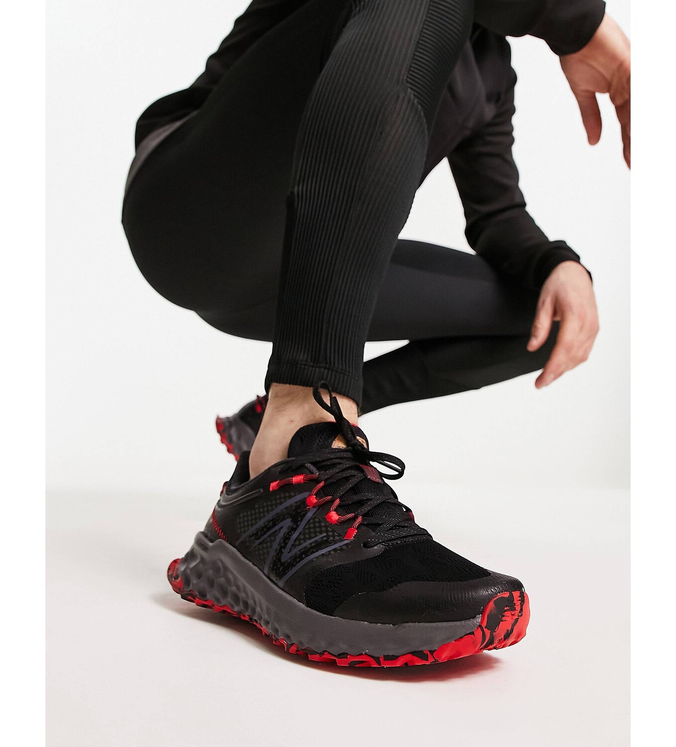 

Черные кроссовки New Balance GARO