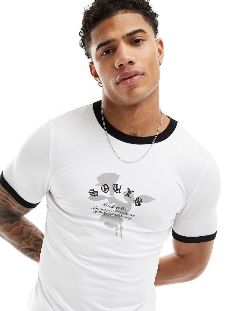 

Белая футболка с принтом на груди ASOS DESIGN