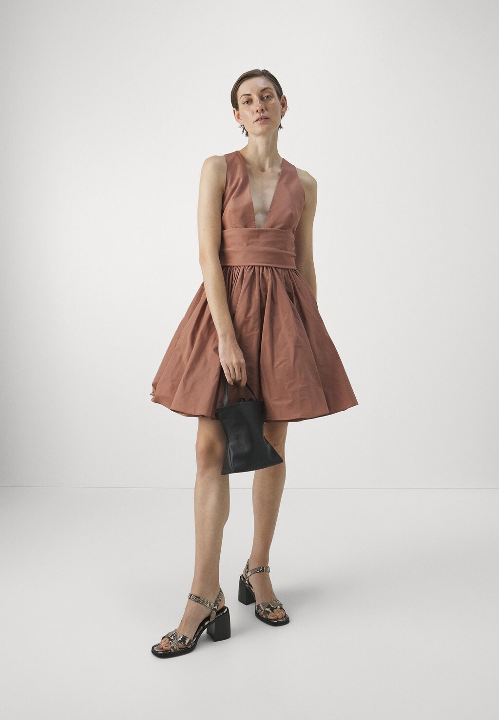 

Коктейльное платье Pinko, цвет Brązowy