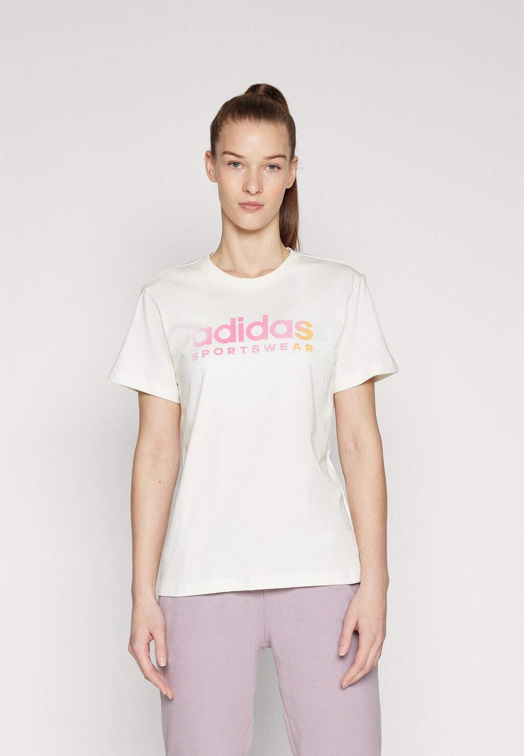 

Футболка с принтом adidas Sportswear, цвет off white