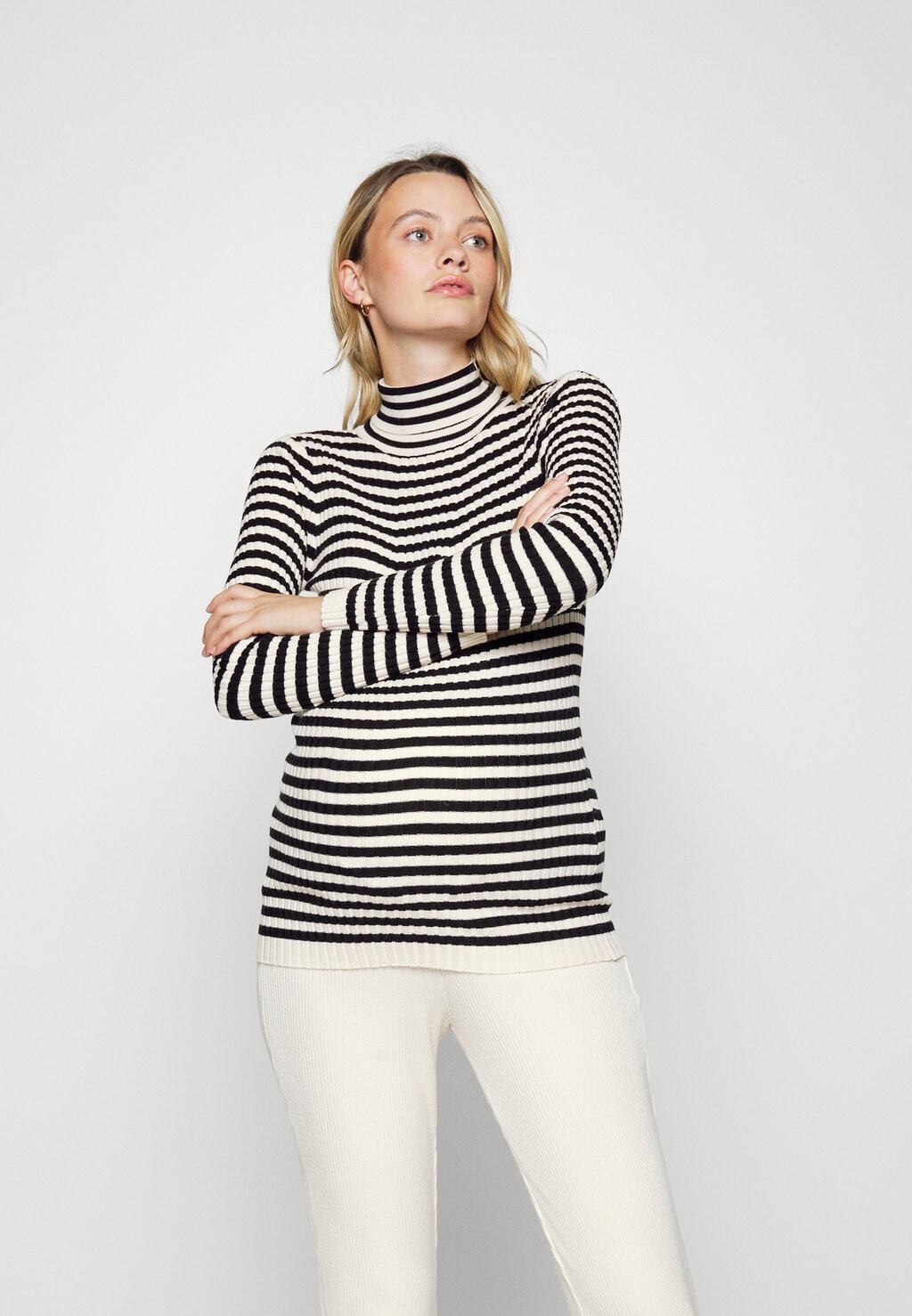 

Свитер PMCRISTA ROLL NECK Pieces Maternity, черный/бежевый