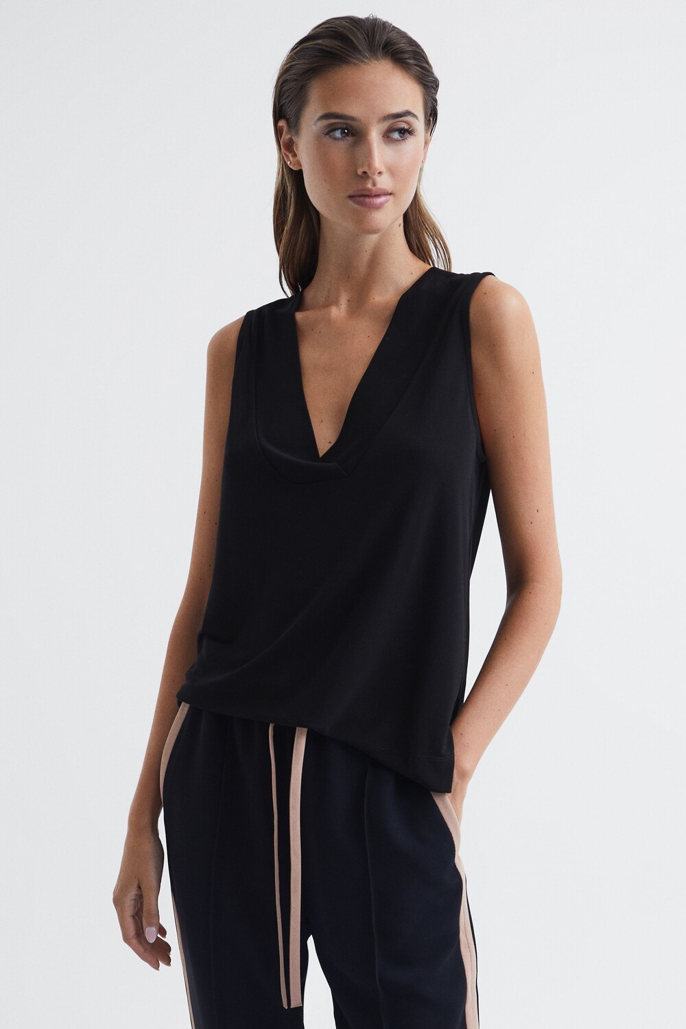 

Блузка Taylor с V-образным вырезом Reiss, черный