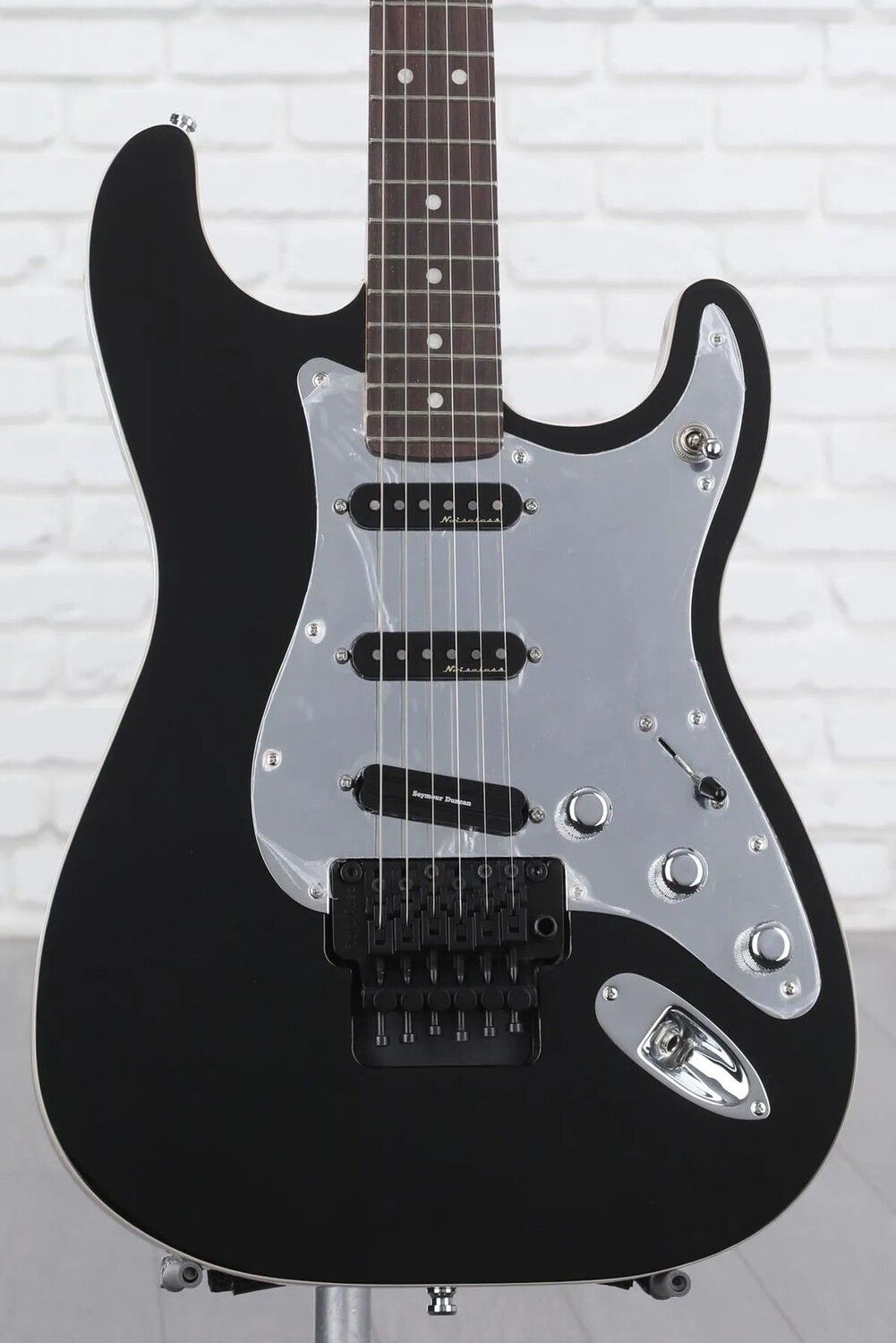 

Fender Tom Morello Stratocaster — черный