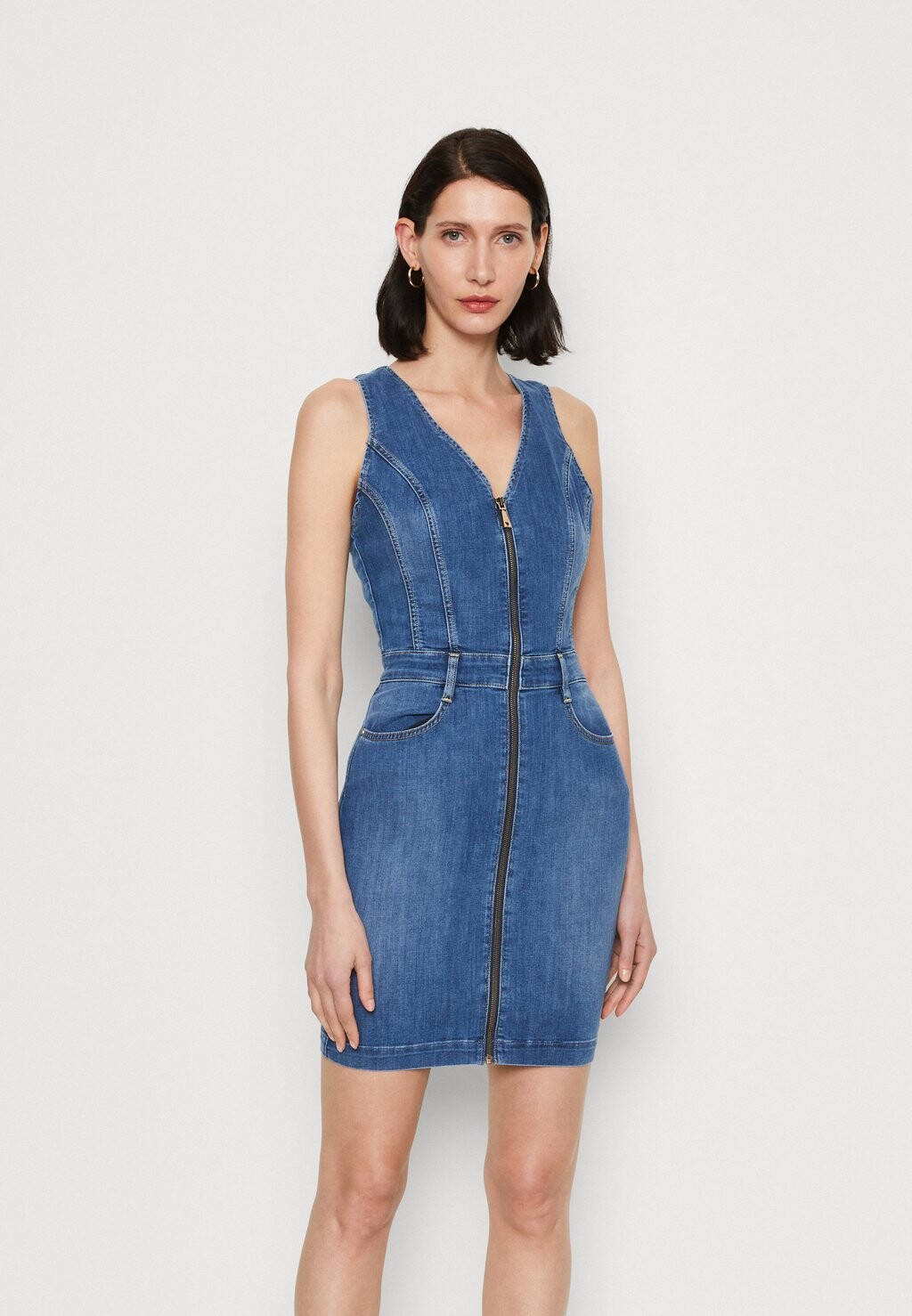 

Джинсовое платье Guess