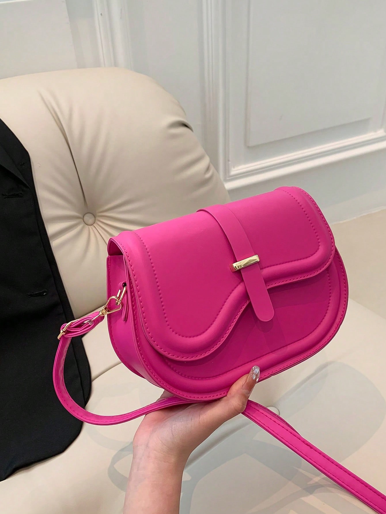 Полукруглая женская сумка через плечо с пряжкой на ремне и откидной крышкой, ярко-розовый