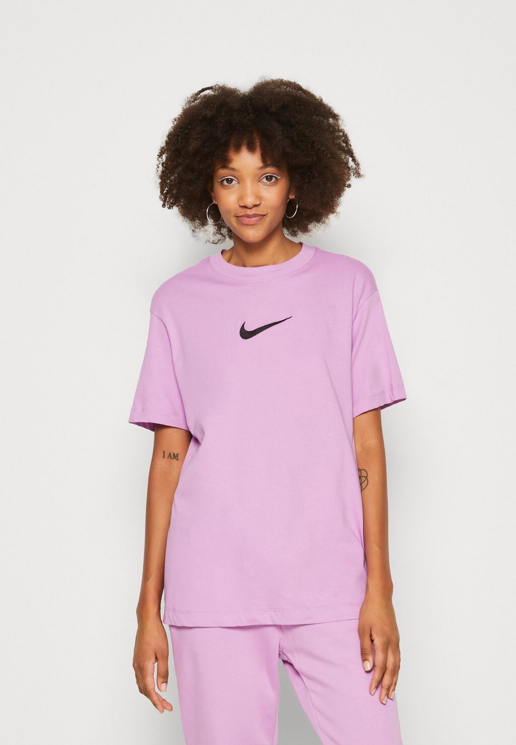 

Базовая футболка Nike
