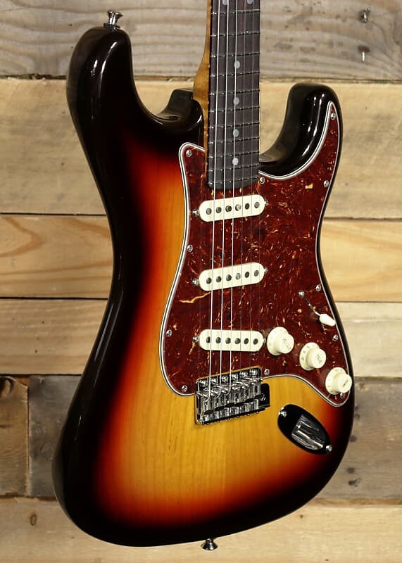 

Электрогитара Fender Custom Shop American Custom Strat NOS Electric Guitar Chocolate 3-Color Sunburst w/ Case