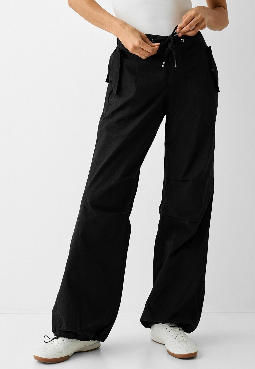

Брюки BLEND PARACHUTE Bershka, цвет black