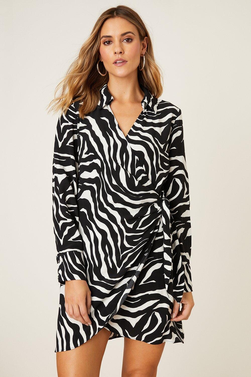 

Мини-платье Petite Mono с воротником и запахом под зебру Dorothy Perkins, мультиколор