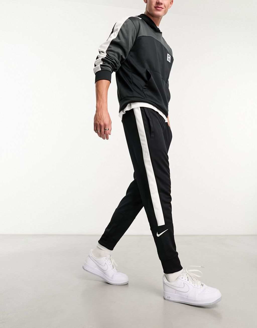 

Черные джоггеры Nike Swoosh Air