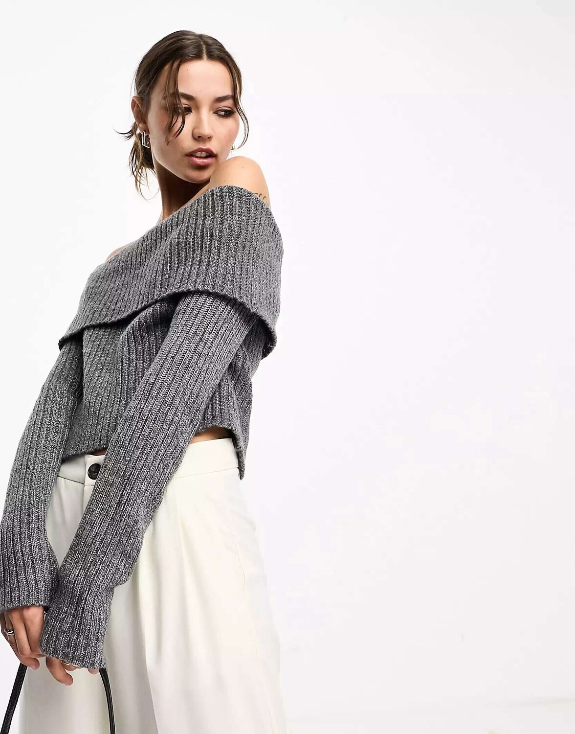 

Свитер с открытыми плечами ASOS в массивную рубчик темно-серого цвета, Серый