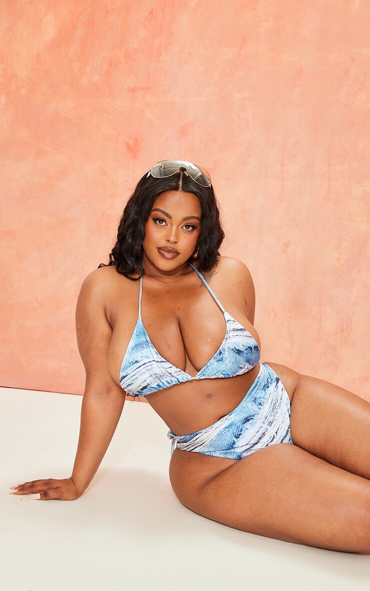 

PrettyLittleThing Синий джинсовый бикини-топ с треугольными чашками и принтом