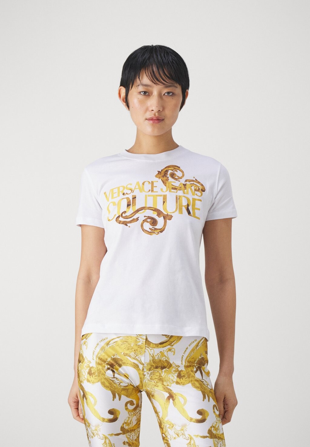 

Футболка с принтом Versace Jeans Couture WATERCOLOR LOGO, белый/золотой