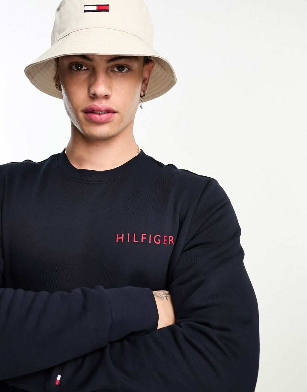 

Черный свитшот Tommy Hilfiger в стиле поп-цвет