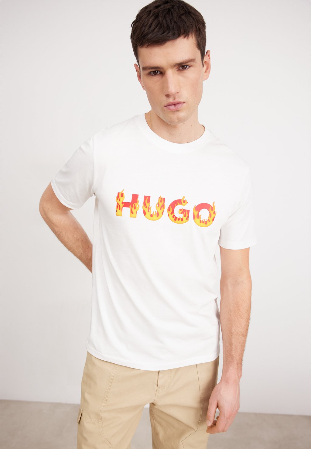 Футболка с принтом DANDA HUGO, белый черная футболка с пламенем hugo danda hugo red
