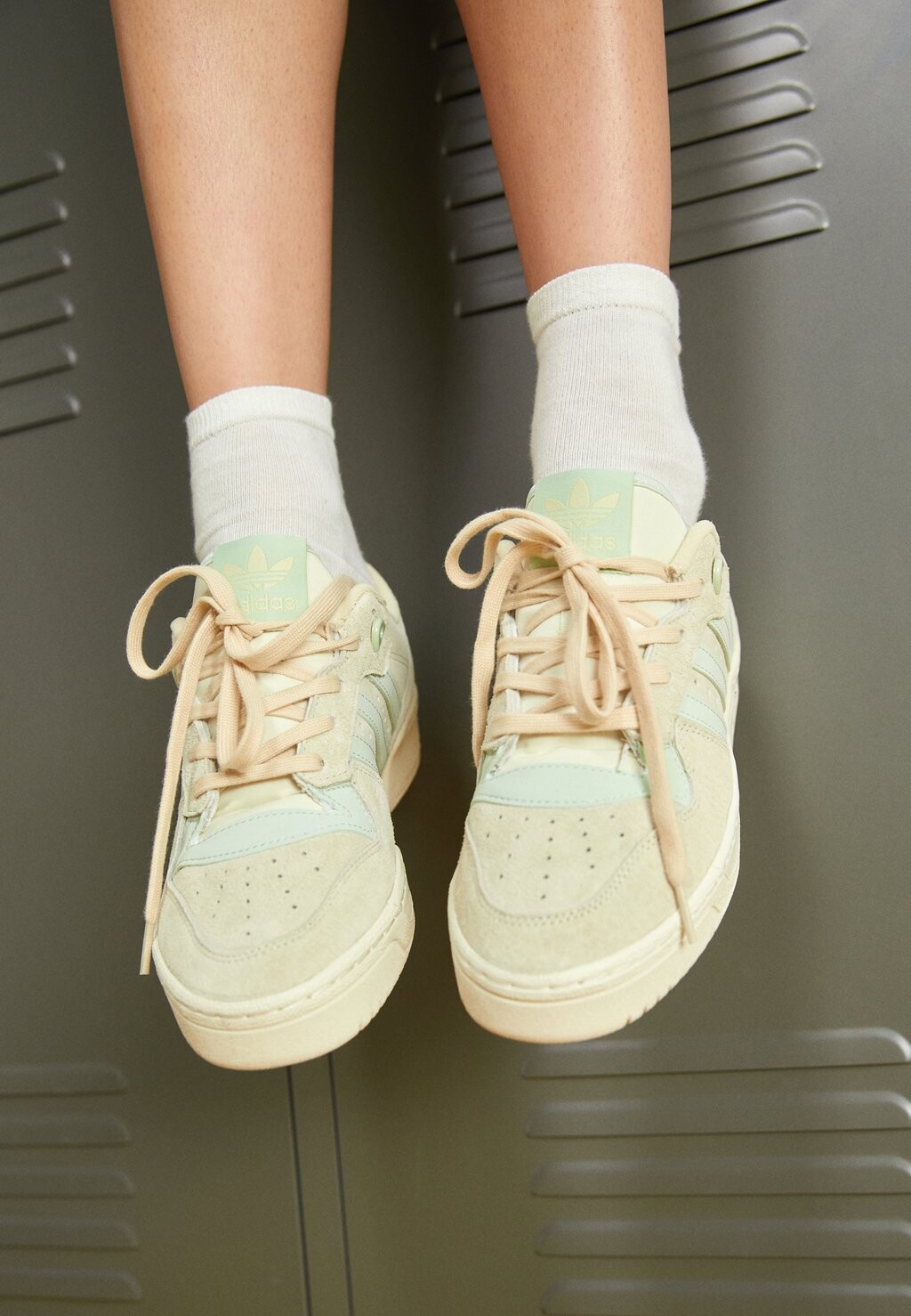 

Кроссовки adidas Originals Rivalry, кремово-белый / льняно-зеленый