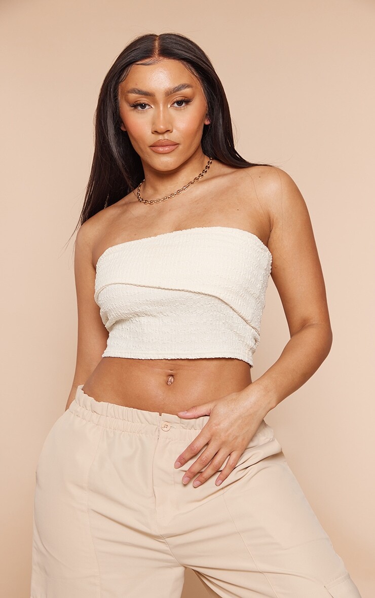 

PrettyLittleThing Кремовый укороченный топ-бандо с складками и складками Shape