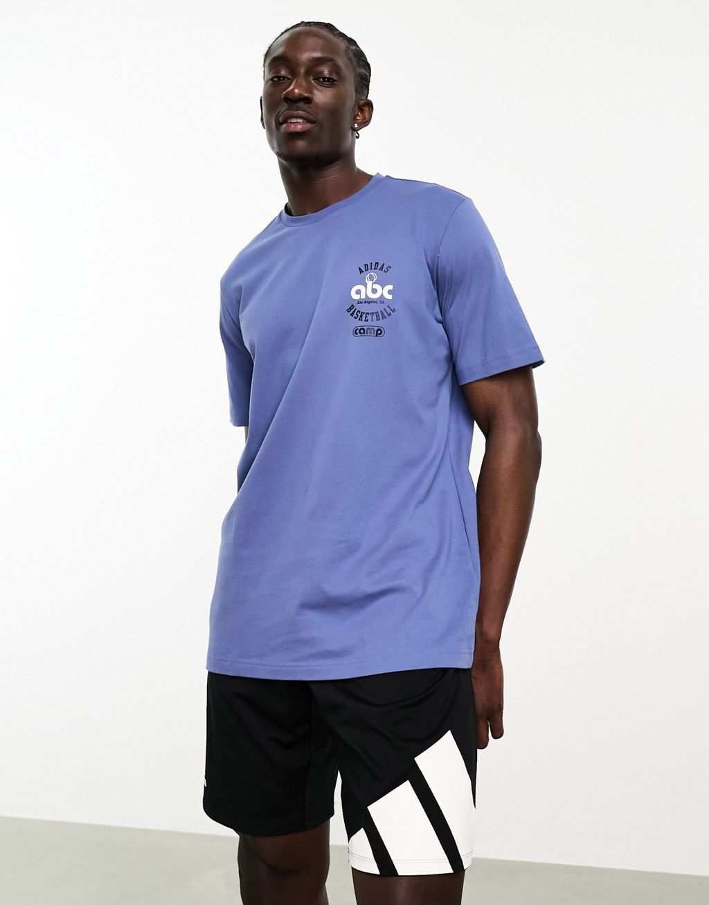 

Синяя футболка с принтом на спине adidas Basketball Camp Story, Синий