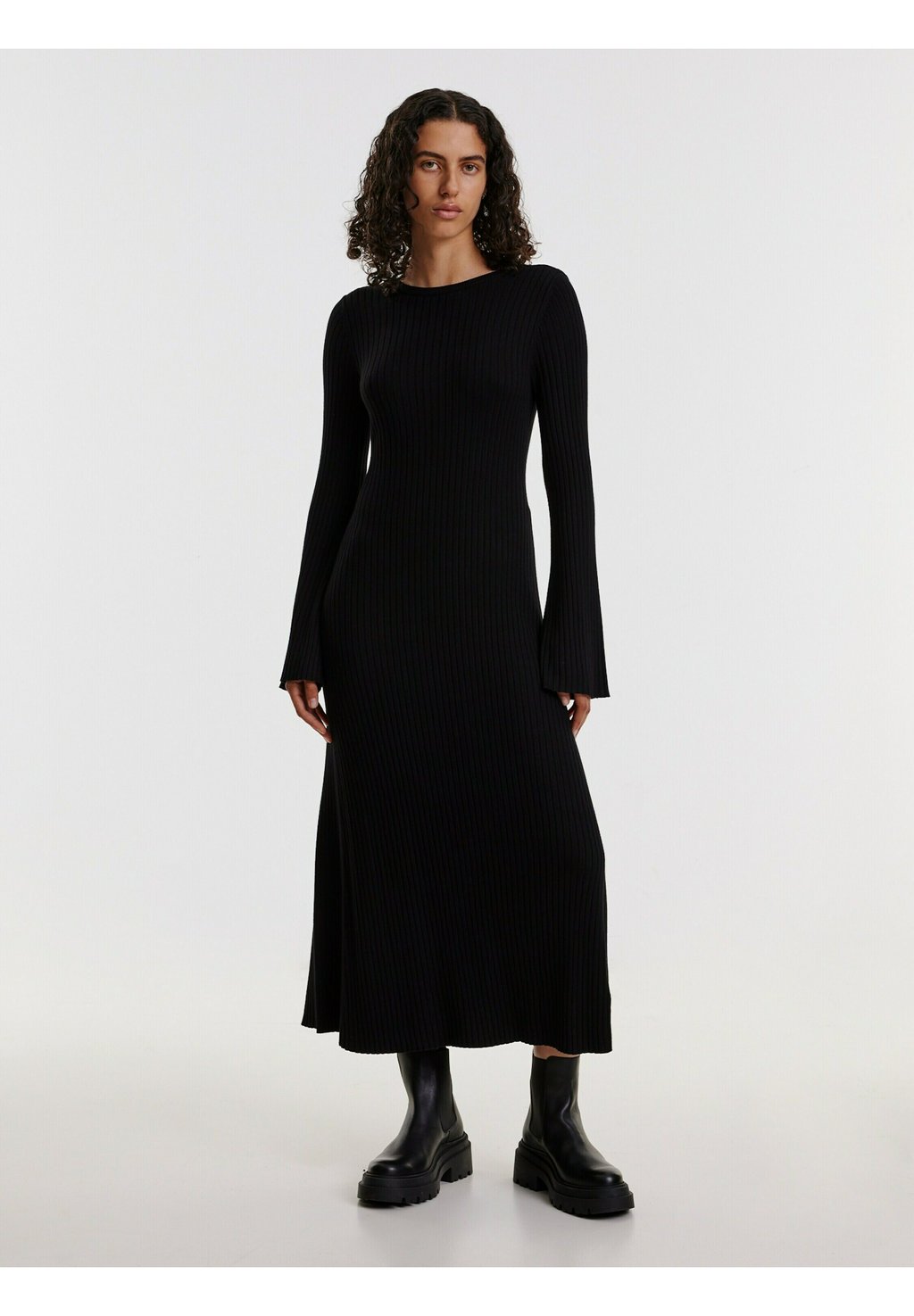 Трикотажное платье NOOMI EDITED, цвет schwarz