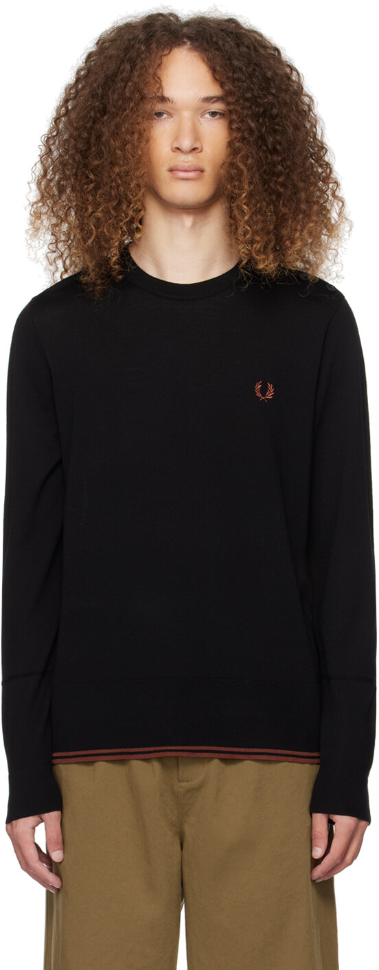 

Черный свитер с вышивкой Fred Perry