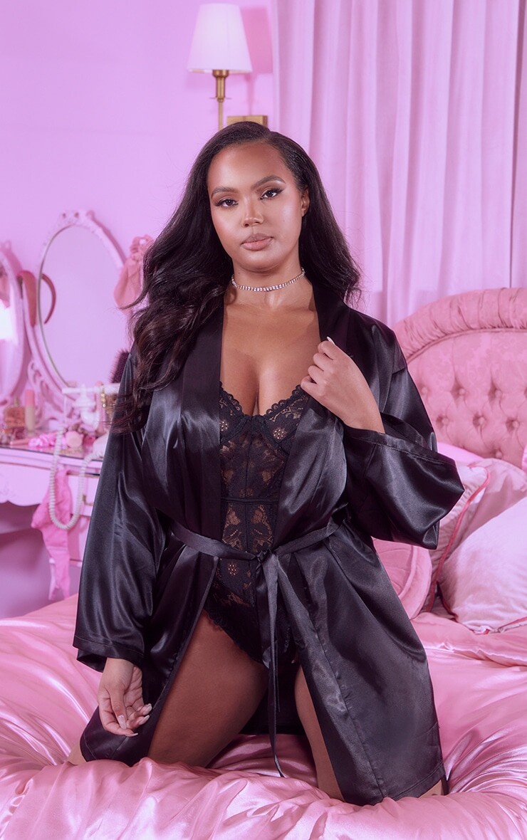 

PrettyLittleThing Черный атласный халат