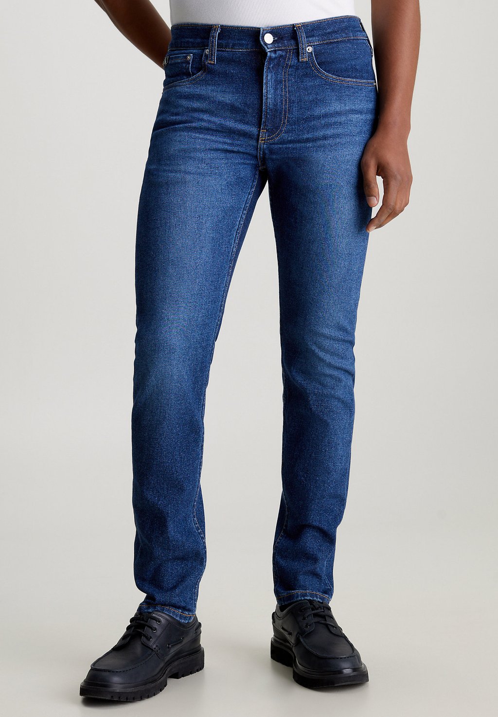 Джинсы приталенного кроя Calvin Klein Jeans, цвет denim dark джинсы свободного кроя mom calvin klein jeans цвет denim dark
