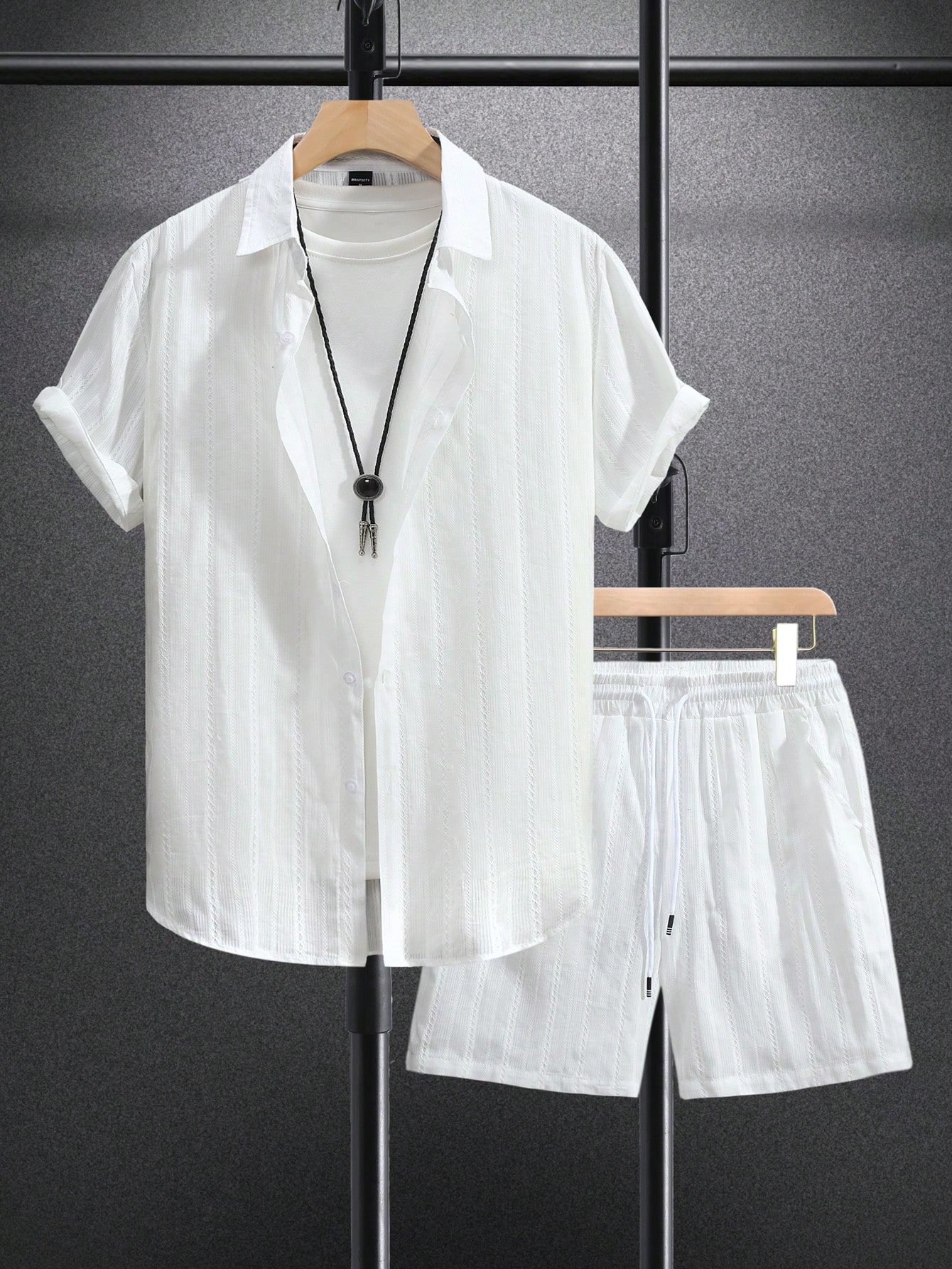 цена Мужской однотонный комплект из рубашки и шорт с короткими рукавами Manfinity Homme, белый