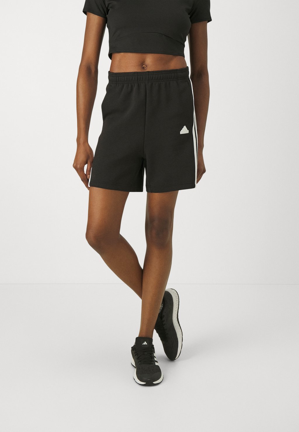 

Спортивные шорты adidas Sportswear FUTURE ICONS THREE STRIPES SHORT, черный